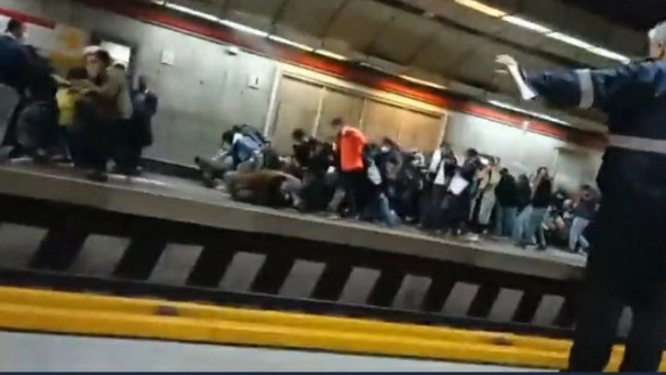 Iranul, pe un butoi de pulbere. Polițiștii au deschis focul într-o stație de metrou și au bătut mai multe femei în tren - VIDEO