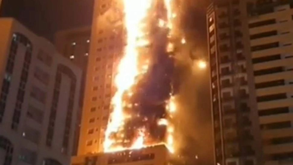 Incendiu de proporții în Dubai. Un zgârie-nori a fost cuprins de flăcările uriașe - VIDEO