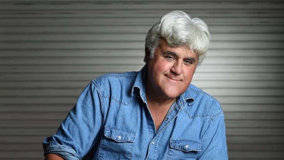 Jay Leno, victima unui incendiu puternic izbucnit în garajul său. Vedeta TV a suferit grave arsuri pe față