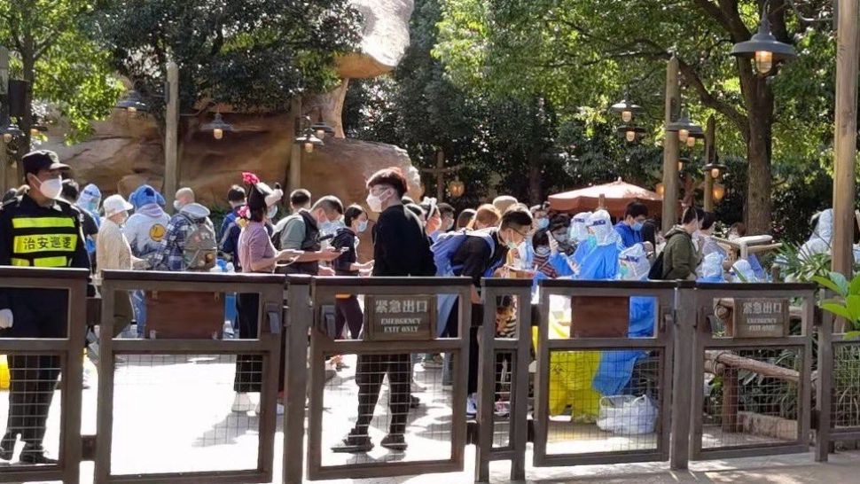 Măsuri extreme pentru a face față îmbolnăvirilor cu Covid. Mii de turiști carantinați în Parcul Disney din Shanghai - VIDEO