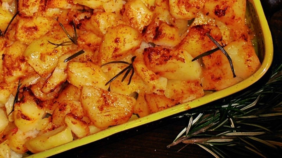 Cea mai simplă rețetă de post - Cartofi la cuptor cu boia și rozmarin - Trucul pe care trebuie să-l știi