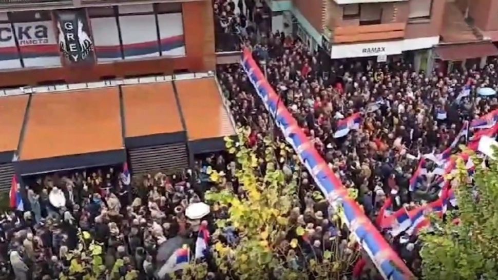 Protest cu 10.000 de sârbi în regiunea Kosovo - Renaște conflictul - VIDEO