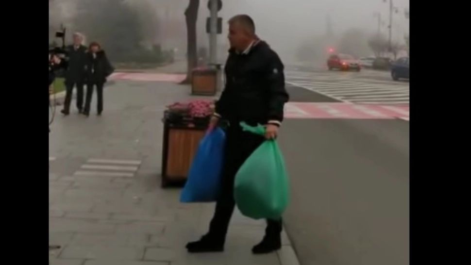 Saci de gunoi aruncați pe scările Primăriei din Târgu Mureș în semn de protest 