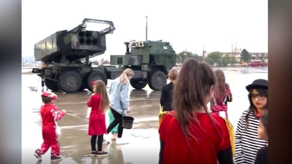 Sistemele de rachete HIMARS au lansat un atac cu bomboane de Halloween pentru copii