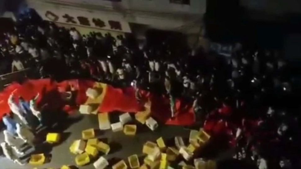 Proteste violente în China. Mii de oameni au ieșit în stradă revoltați de restricțiile dure introduse din cauza Covid - VIDEO
