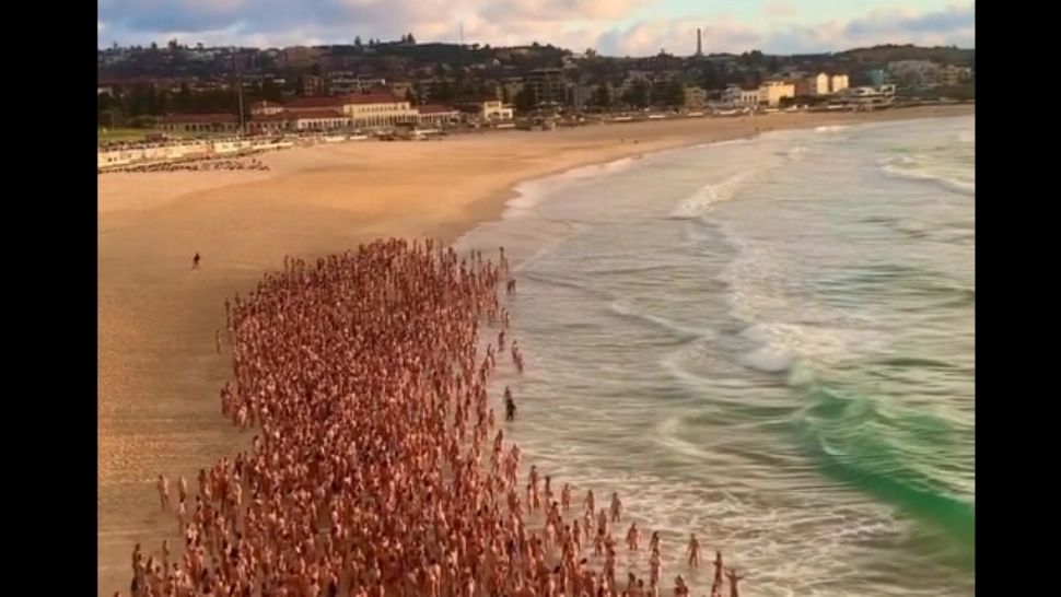 Mii de australieni au pozat nud, pe o plajă din Sydney, pentru a atrage atenția asupra cancerului de piele. Imaginile au devenit virale