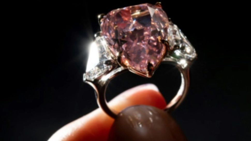 Diamantul roz uriaş Fortune Pink, vândut în doar 4 minute pentru o SUMĂ URIAȘĂ! Cine l-a cumpărat