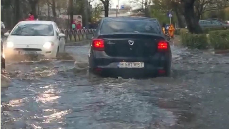 Haos în Capitală: străzi inundate și copaci căzuți! Când expiră Codul GALBEN de vreme extremă