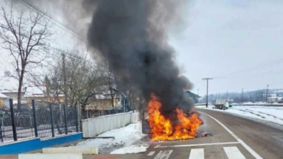 O mașină a luat foc în mers, în județul Botoșani. Șoferul a reușit să iasă la timp și să sune la 112