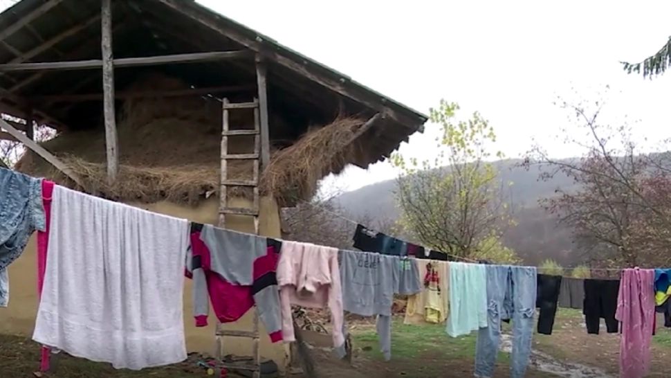 Viața dură a 5 copii ramași orfani, după ce ambii părinți au murit. Sora cea mare a preluat rolul mamei 