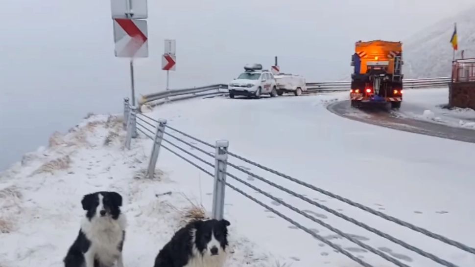 Primul strat de zăpadă din această iarnă pe Transfăgărăşan: traficul se menține în continuare deschis. SFATURI pentru șoferi - VIDEO