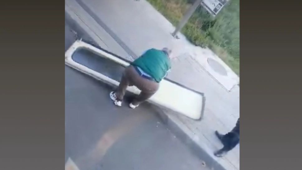 Un tramvai a rămas fără o ușă în timpul mersului, la Iași. Vatmanul a coborât să o recupereze - VIDEO 