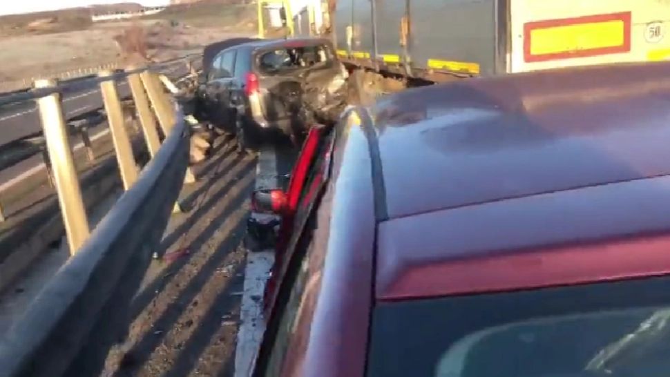 13 autovehicule implicate într-un accident în lanț pe A3. Trafic blocat - Vizibilitatea extrem de redusă în zonă din cauza ceții