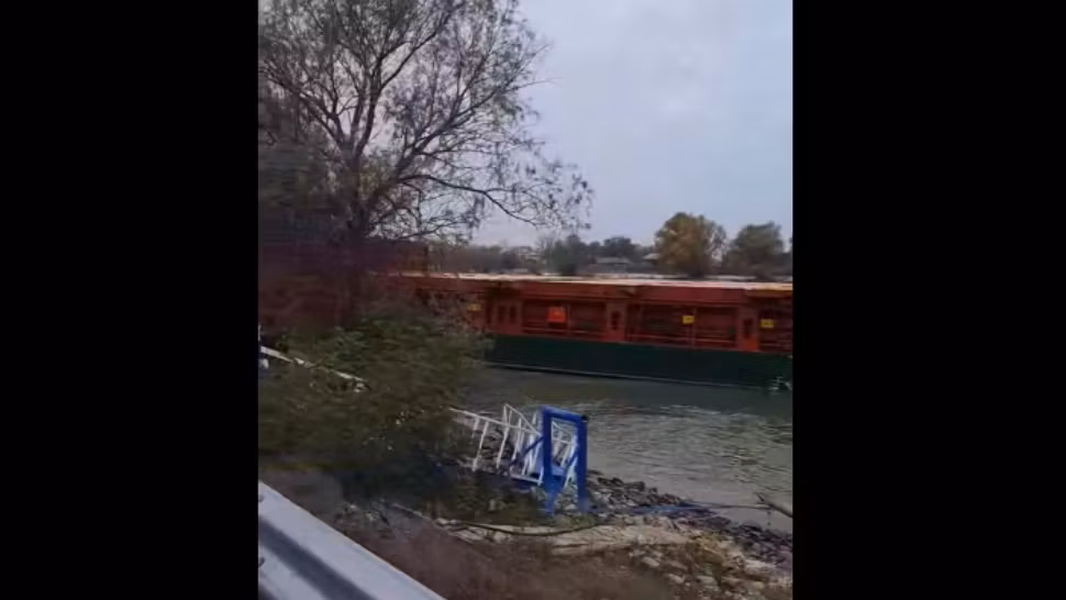 O navă încărcată cu minereu a fost la un pas să lovească pontonul unei pensiuni! Incident pe Dunăre - VIDEO