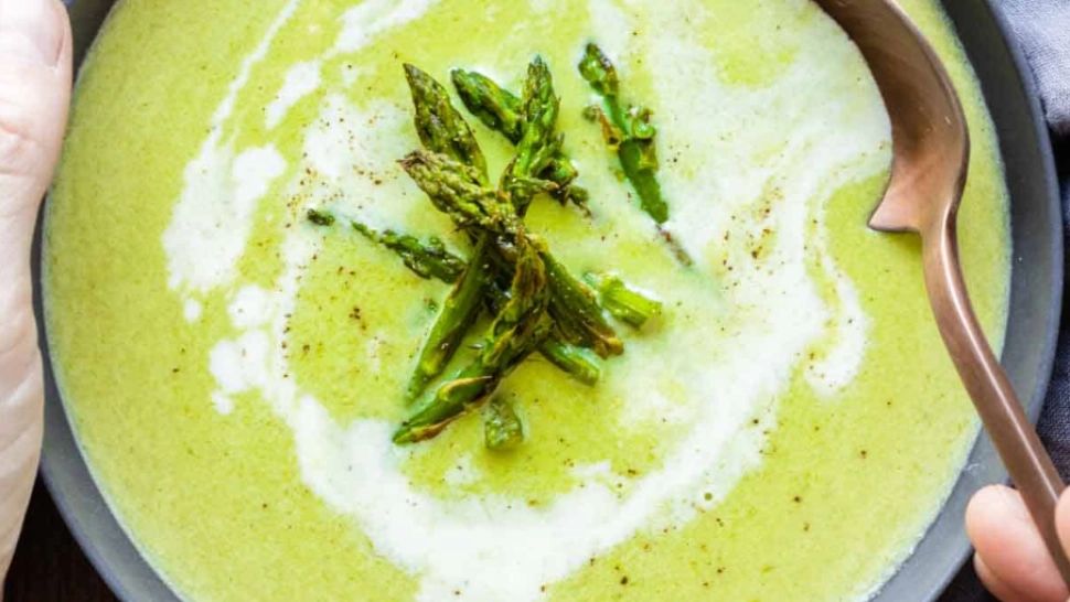 Supa anti-îmbătrânire cu sparanghel: este extrem de gustoasă și face MINUNI pentru sănătate. Și tu poți face rețeta!