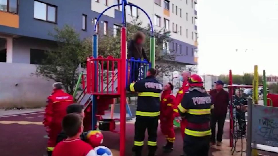 Un copil și-a prin piciorul între barele de metal dintr-un parc din Constanța. Descarcerare la locul de joacă 