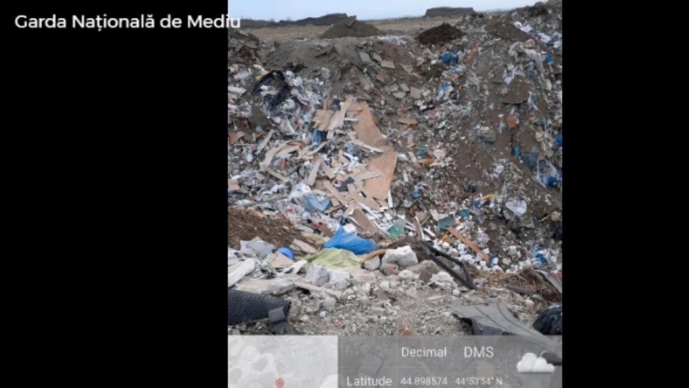 Camion surprins în zorii zilei, în timp ce încerca să abandoneze pe câmp o basculantă de parbrize sparte. AMENDĂ URIAȘĂ dată de Garda de Mediu 