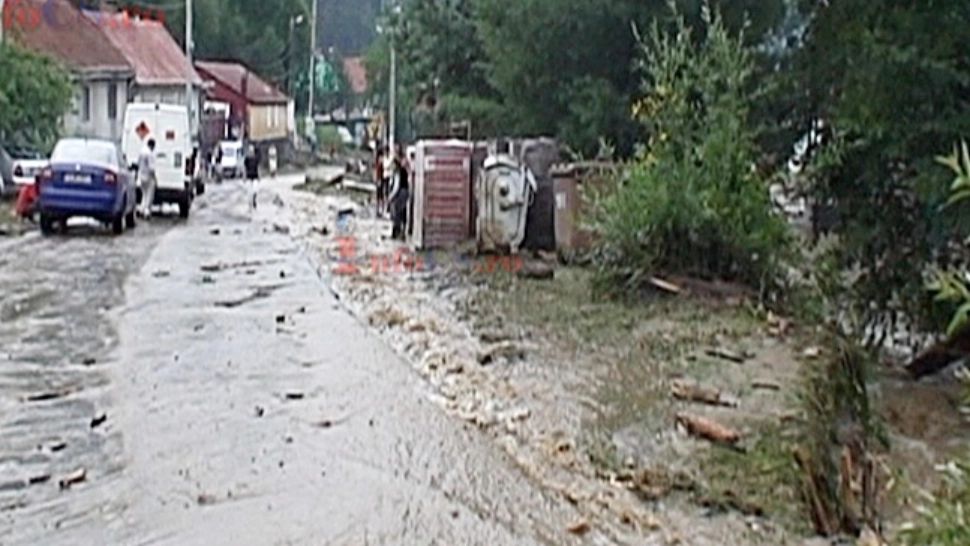 Vreme extremă în România. Ploile au făcut prăpăd, sute de avertizări meteorologice în 2 săptămâni - VIDEO
