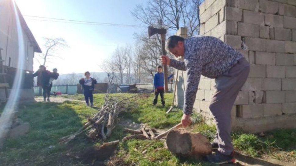 Zeci de mii de oameni din Botoșani, nevoiți să adune lemne uscate de foc pentru a-și încălzi copiii