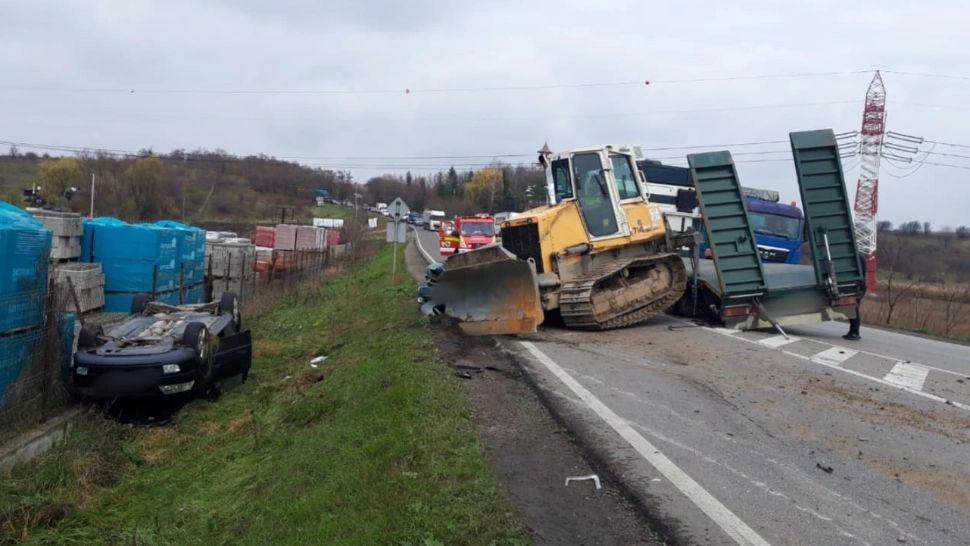 Accident cu 3 victime în Suceava. Un utilaj de pe o platformă a căzut peste două mașini - FOTO