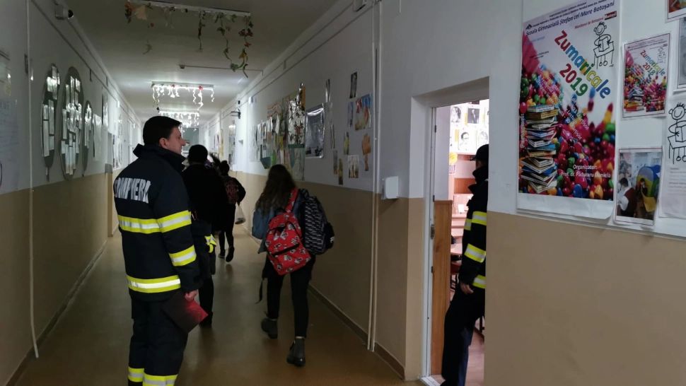Incendiu la o școală din Botoșani. Peste 600 de elevi au fost evacuați - FOTO