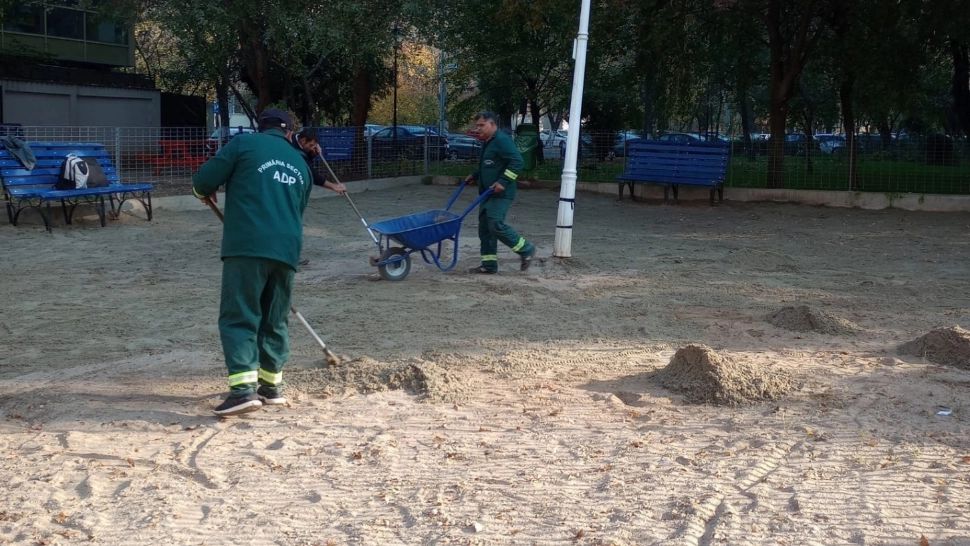 Campanie de igienizare a spațiilor special amenajate pentru câini, în sectorul 4 - FOTO