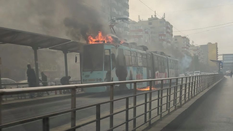 Incendiu în sectorul 4 al Capitalei. Un tramvai a luat foc, traficul rutier a fost blocat - FOTO&VIDEO