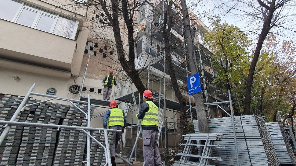 Au început lucrările de eficientizare termică la primele 20 de blocuri de locuințe din totalul celor 158 ce vor fi reabilitate prin PNRR