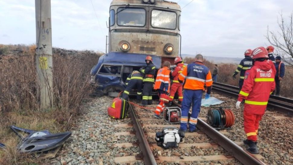 Accident mortal, pe calea ferată - mașină zdrobită de tren. Șoferul nu a oprit la barieră - FOTO