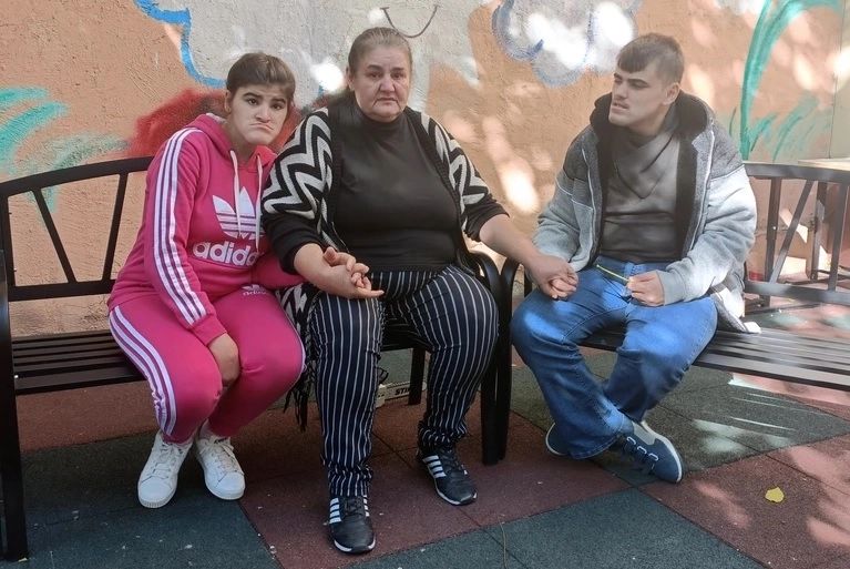 Copii cu handicap, puși să repare un autoturism al Ministerului de Interne care le-a ucis tatăl. Limuzina, reparată la un service de lux