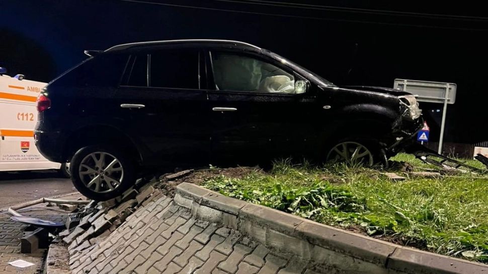 Mașina condusă de un polițist a ajuns în vârful sensului giratoriu. Viteza ireală cu care circula 