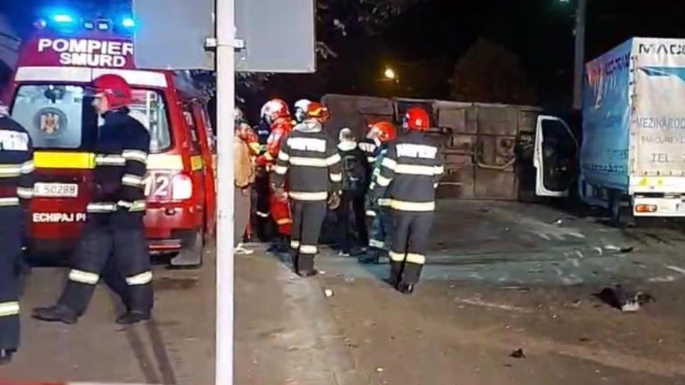 COD ROȘU în Alexandria. 13 oameni la spital, în urma unui accident de microbuz