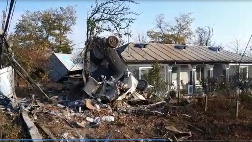Accident spectaculos - Un TIR din Ucraina a lovit o mașină la Galați și a ricoșat în curtea unei case