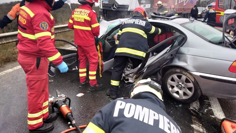 Tragedie pe o șosea a morții din Banat. O mașină a intrat în plin într-un TIR, un om a murit - FOTO