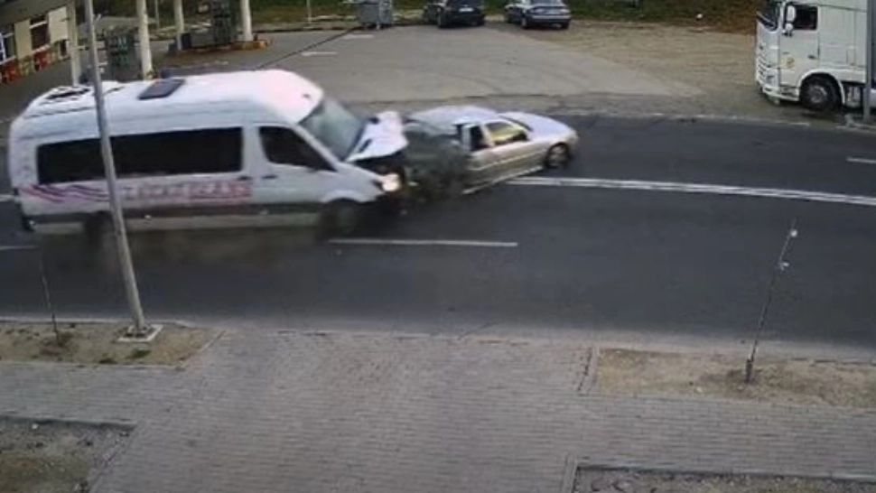 VIDEO - Accident grav surprins de camerele de supraveghere - Bebeluș în stop cardio-respirator, doi bărbați răniți grav