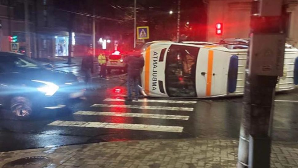 Accident grav - O ambulanță cu pacienți s-a răsturnat în trafic - VIDEO