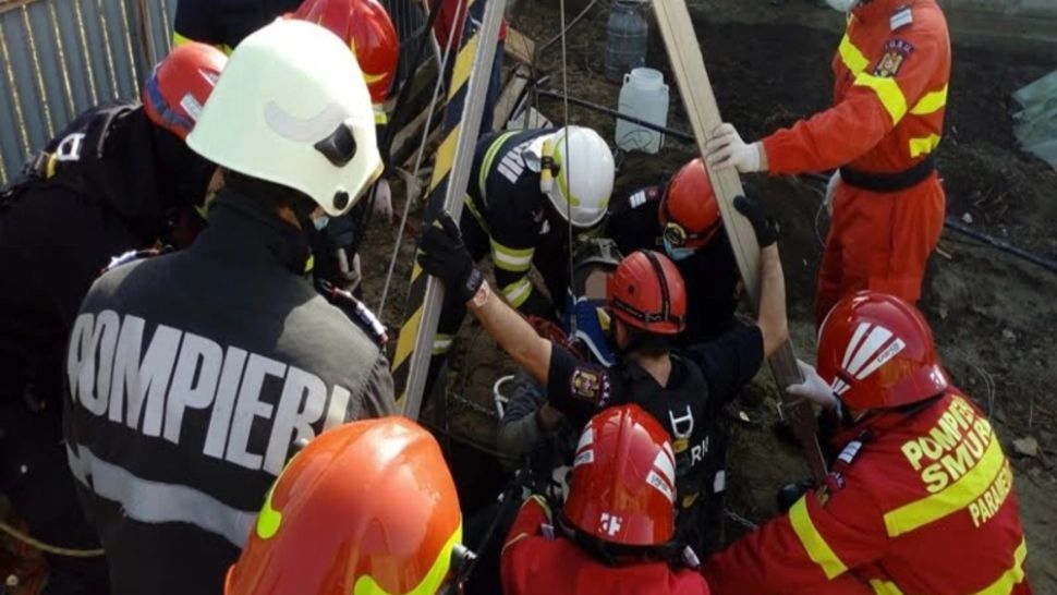 Adolescent blocat într-o fântână, în Dâmbovița. Tânărul, transportat de urgență la spital, după ce a fost scos de pompieri