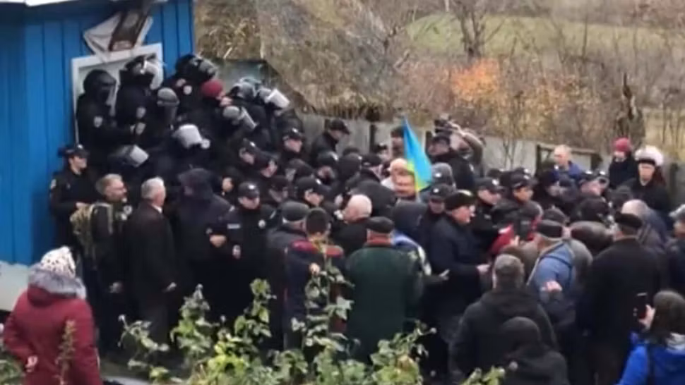 Scandal în curtea unei biserici din regiunea Cernăuți. Enoriașii s-au luat la bătaie