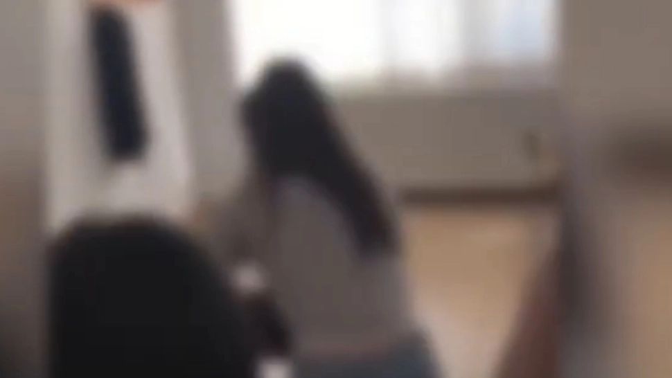 Bătaie cumplită într-o sală de clasă. Două adolescente s-au ales cu dosare penale