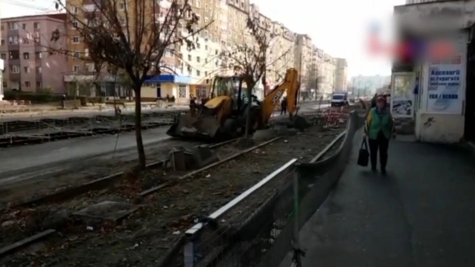 BOMBĂ descoperită în timpul lucrărilor la linia de tramvai. DETALIUL care i-a șocat pe muncitori: au sunat la 112 