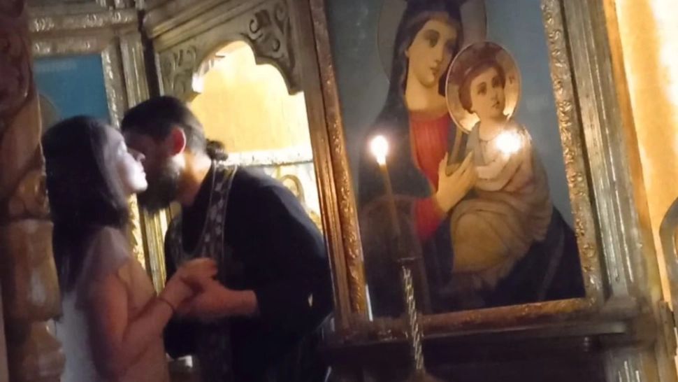 IMAGINI CONTROVERSATE cu ucenicul lui Calistrat: preotul îmbrățișează și pare că ar vrea să sărute o enoriașă. Explicații HALUCINANTE