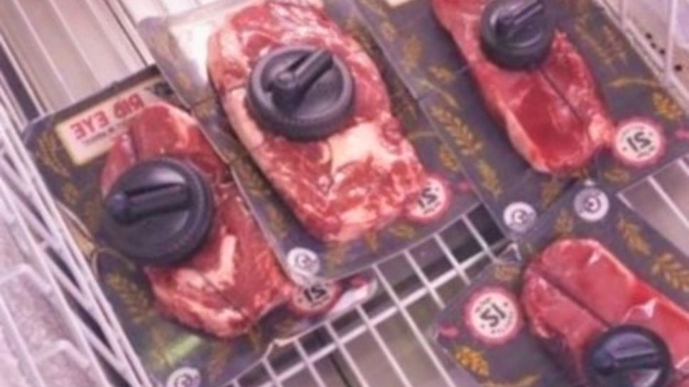 Imaginea disperării în magazine, după explozia prețurilor, în 2022 - Sistem-antifurt pe carnea de vită, cașcaval și salam - FOTO