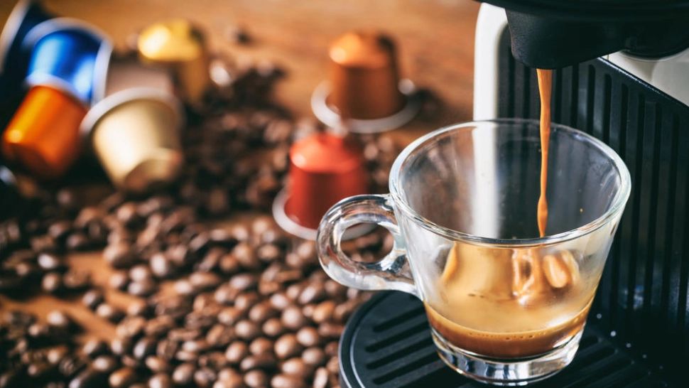 Reguli drastice de la Bruxelles pentru ambalajele de plastic - Vizate sunt capsule de cafea, sticle de plastic, abțibilduri lipite pe fructe