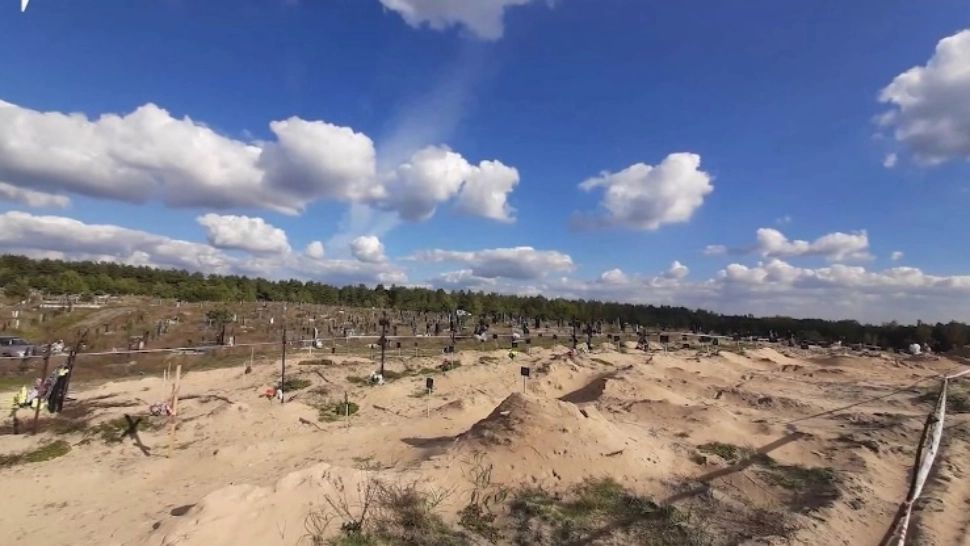 MASACRUL de la Izum: Zeci de ucraineni au fost castrați în timpul actelor de tortură și uciși apoi - 447 de cadavre analizate