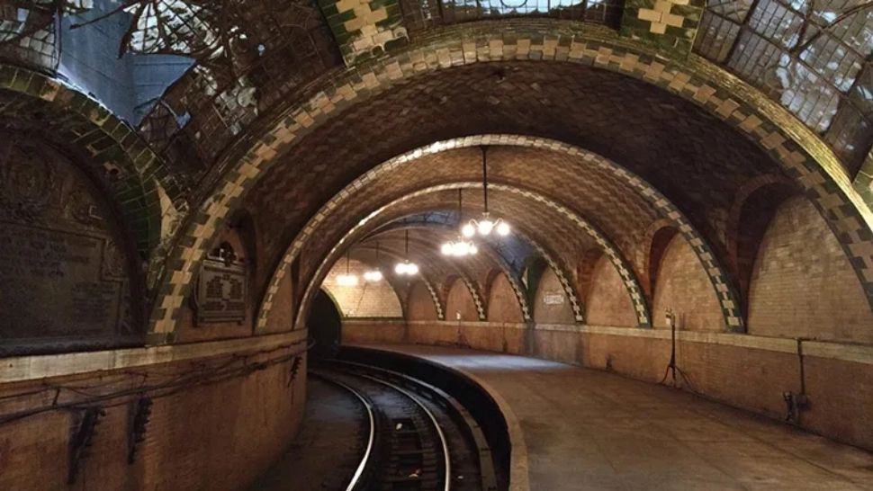 Misterele metroului din New York. Stația-monument abandonată în urmă cu 80 de ani - GALERIE FOTO