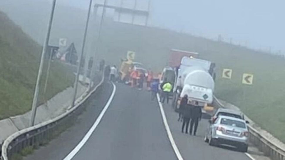 Accident rutier grav între un autoturism și un TIR - Două persoane încarcerate, una a fost declarată decedată