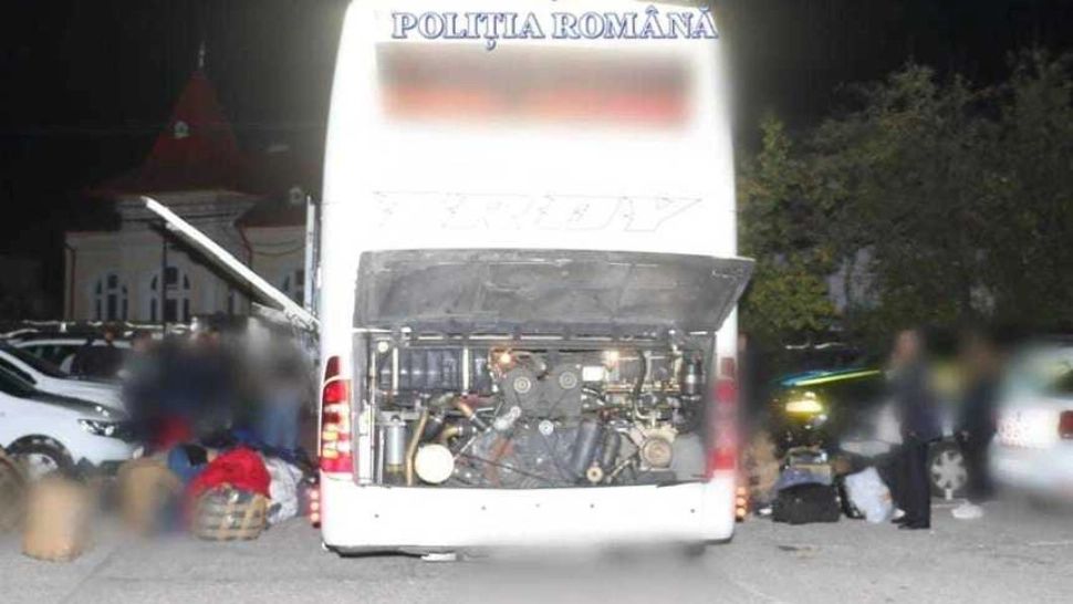 Îmbrăcăminte, încălţăminte şi parfumuri contrafăcute în valoare de 200.000 de lei, descoperite într-un autocar