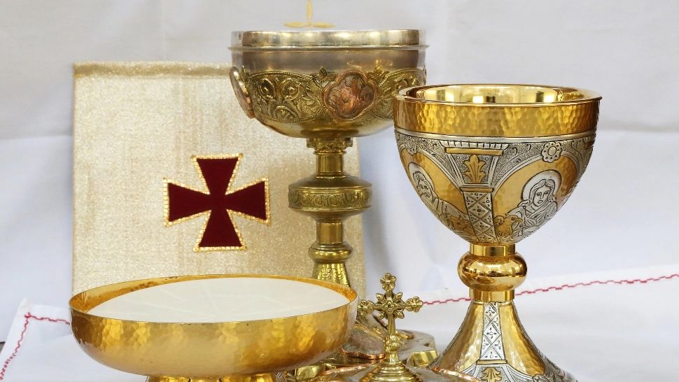 Un bărbat a spart biserica din sat, a băut tot vinul pe care l-a găsit și a adormit 