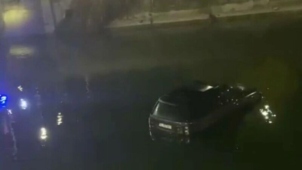 Un șofer a plonjat cu mașina în râul Dâmbovița, în Capitală, după ce a pierdut controlul autoturismului 