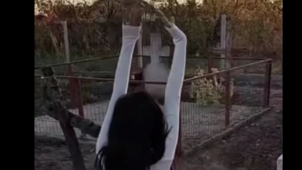 A dansat lasciv pe un mormânt. Gestul șocant al unei tinere din Gorj - VIDEO 
